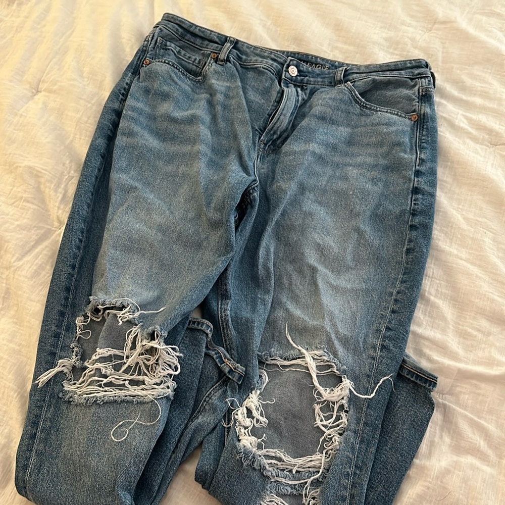 AE STRINGID RIPPED MOM JEAN